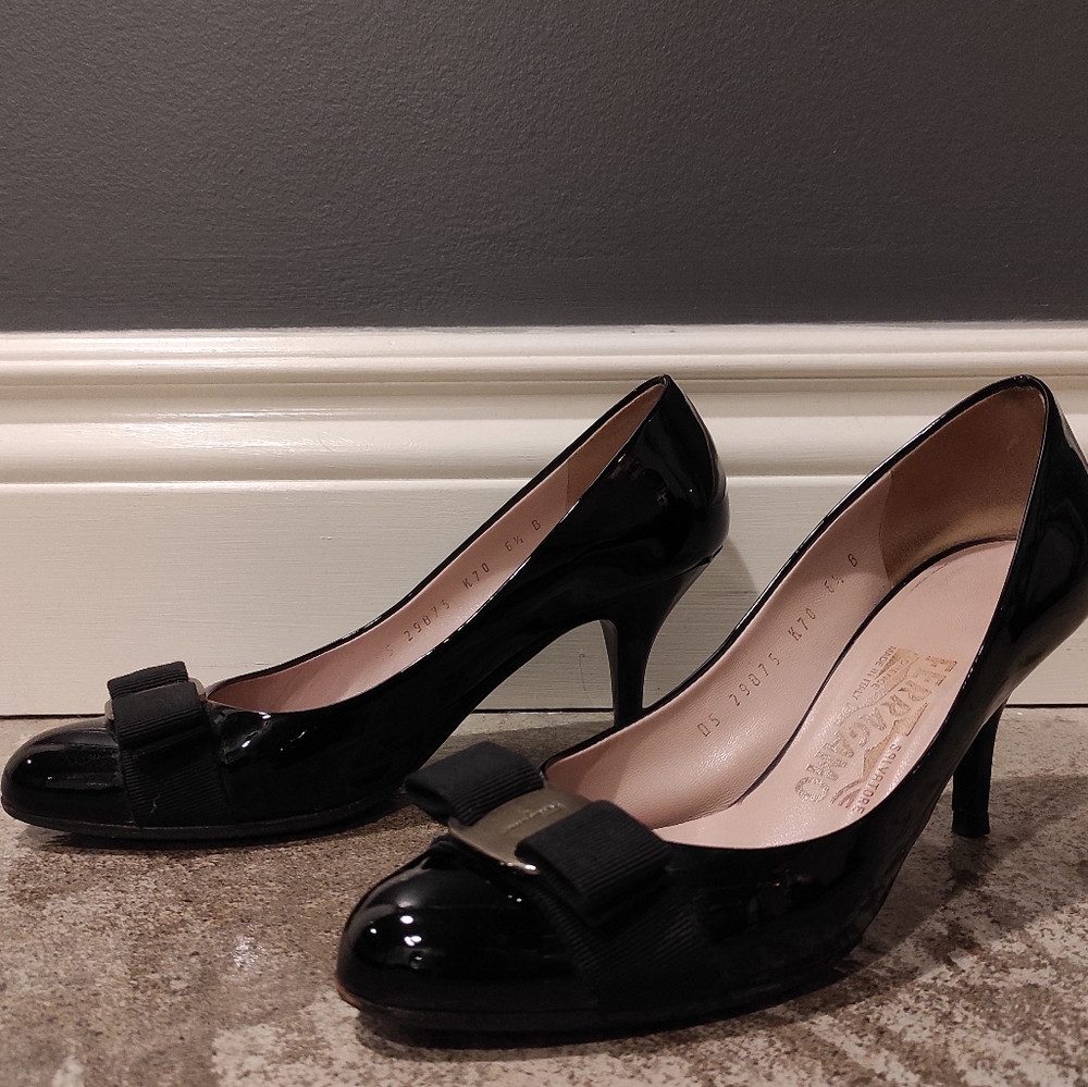 Ferragamo Vara Bow Pump